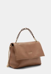 Borsa a tracolla in pelle marrone con superficie texture, hardware dorato, manico a catena e pattina ribaltabile. Presenta il logo del marchio sul davanti.