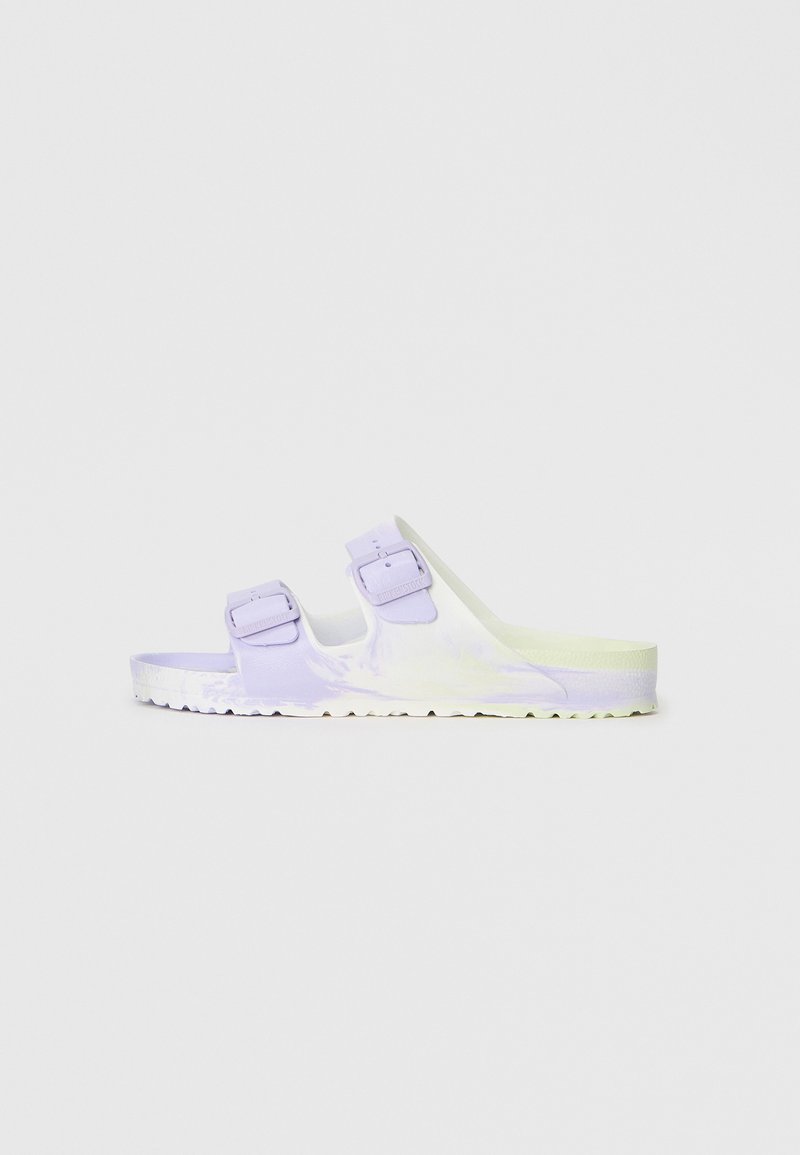 Lila und weiße Slipsandalen mit zwei verstellbaren Schnallen, einer strukturierten Sohle und einer glatten, glänzenden Oberfläche.