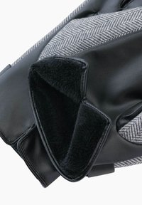 Lederhandschuhe mit grauen Fischgrätenmuster-Akzenten, ausgestattet mit einem weichen schwarzen Futter und einer Öffnung, die die Innenstruktur zeigt.