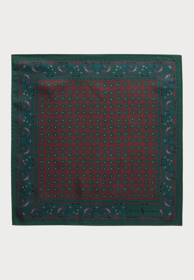Hedvábny štvorcový šál s hlbokým červeným a zeleným paisley vzorom, lemovaný zložitými motívmi a logom v dolnom rohu.