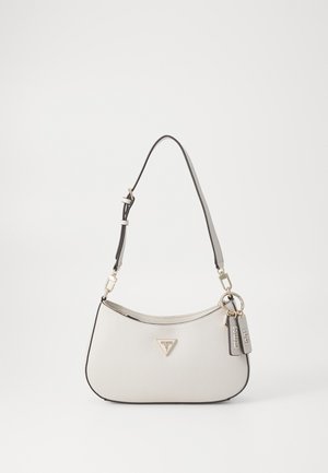 Weiße strukturierte Handtasche mit einer geschwungenen Form, goldenen Beschlägen, einem abnehmbaren Riemen und einem Logo-Detail. Enthält einen Schlüsselanhänger mit Branding.