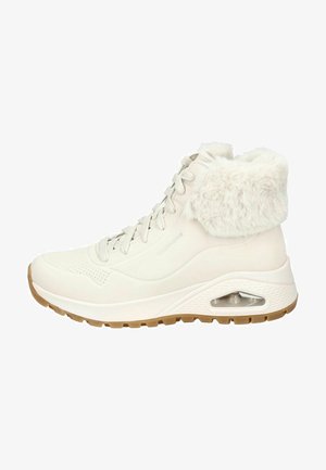 Weiße High-Top-Sneaker mit einem Kunstfellrand, durchbrochener Detailgestaltung und gepolsterter Sohle. Verfügt über Schnürsenkel und ein sichtbares Luftpolster in der Sohle.