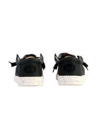 Scarpe in tessuto nero con suole macchiate di bianco, dotate di un logo sul tallone e lacci piatti. La vista posteriore evidenzia i dettagli del design.