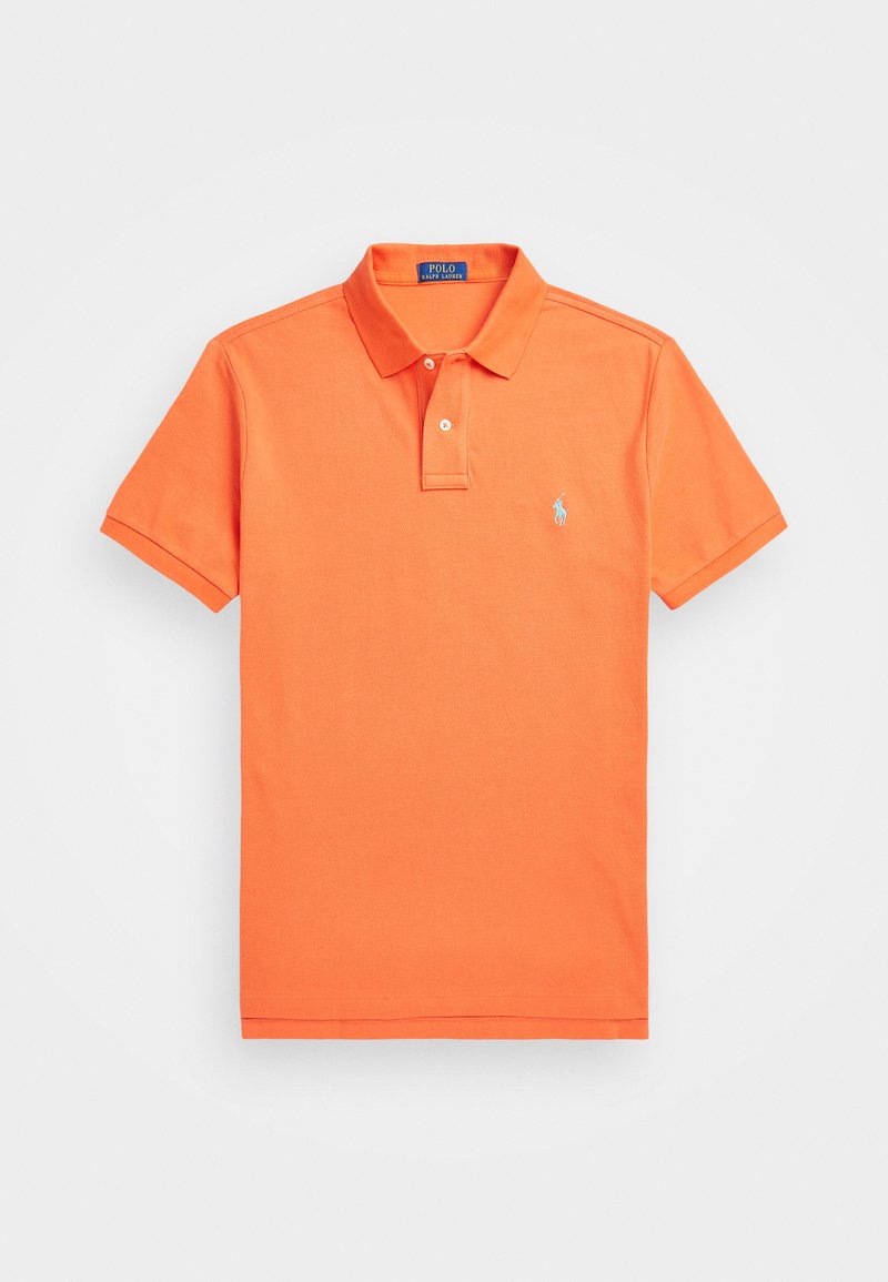 Oranžs polo krekls, kas izgatavots no kokvilnas, ar apkakles kakla izgriezumu, divu pogu aizdari un mazu izšūtu logotipu kreisajā krūtī.
