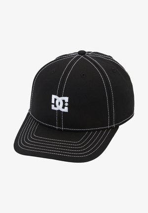 Czarna czapka z materiału z białymi kontrastowymi przeszyciami. Posiada białe haftowane logo oraz zakrzywiony daszek. Regulowane zapięcie z tyłu.