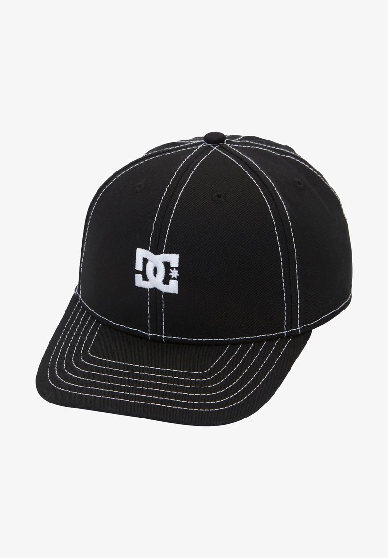 Czarna czapka z materiału z białymi kontrastowymi przeszyciami. Posiada białe haftowane logo oraz zakrzywiony daszek. Regulowane zapięcie z tyłu.