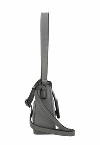 Grau Leder Tasche mit strukturiertem Design, verstellbarem Riemen und texturierter Oberfläche. Ausstattung mit geometrischer Form und minimalistischen Hardware-Details.