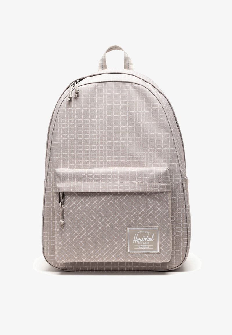 Svetlo šedý ruksak s geometrickým vzorom, ktorý má prednú zipsovú vrecko, vrchnú rukoväť a značkovú nášivku. Textúrovaný materiál so hladkými zipsami.
