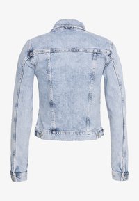 Vaaleansininen farkkutakki, jossa on klassinen kaula-aukko, pitkät hihat ja napitus edessä. Kuluneen näköinen pinta ja ompeluxeet takana.