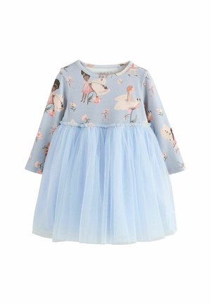 Langärmliges Kleid mit einem blauen Ripp-Oberteil, das mit Blumen- und Schmetterlingsmustern verziert ist, und einem hellblauen Tüllrock.