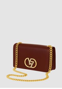 Borsa a mano in pelle marrone con tracolla in catena dorata, caratterizzata da un logo decorativo prominente con strass sul fronte.