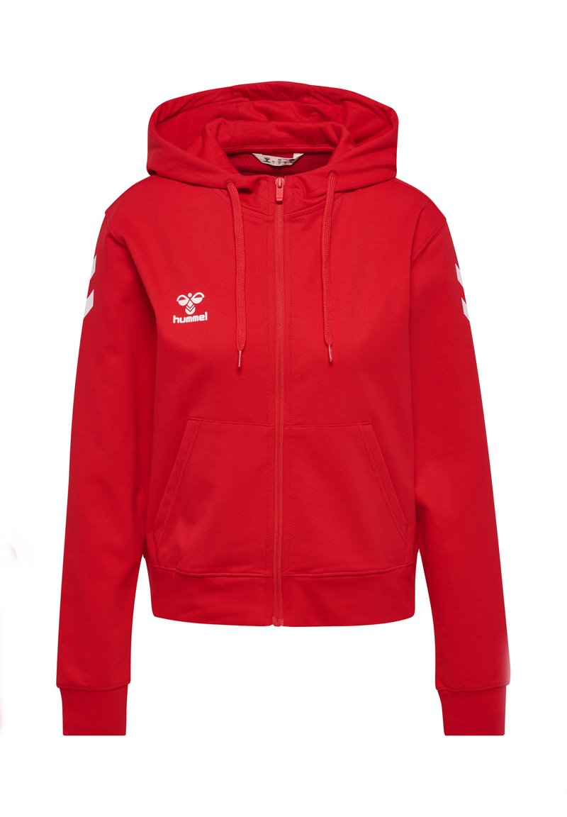 Rotes Hoodie mit Reißverschluss, Kapuze mit Kordelzug, zwei Fronttaschen, gerippten Bündchen sowie weißem Logo und Chevron-Akzenten an den Ärmeln.