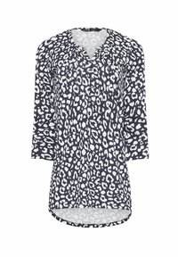 Blusa blu navy con stampa leopardata bianca, caratterizzata da scollatura a V, maniche a tre quarti e dettagli con bottoni sulla scollatura. Orlo curvo.