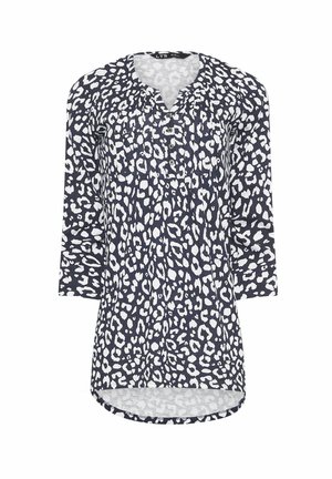 Marineblauwe blouse met een witte luipaardprint, voorzien van een V-hals, driekwart mouwen en knoopdetail bij de halslijn. Gebogen zoom.