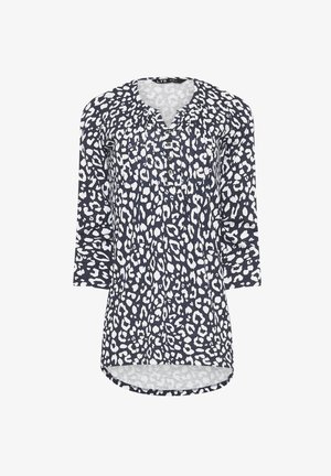 Marineblauwe blouse met een witte luipaardprint, voorzien van een V-hals, driekwart mouwen en knoopdetail bij de halslijn. Gebogen zoom.