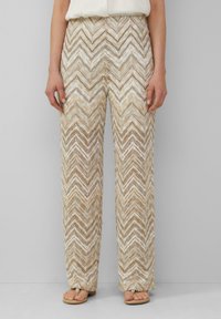 Beige wijde broek met een zigzagpatroon in crèmekleurige en bruine tinten, gemaakt van textuurstof met een relaxte pasvorm.