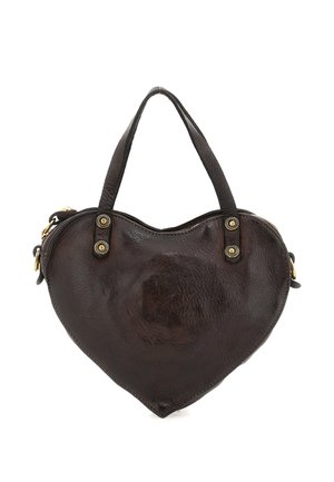 Borsa in pelle marrone scuro a forma di cuore con due manici e dettagli in metallo dorato vicino ai manici.