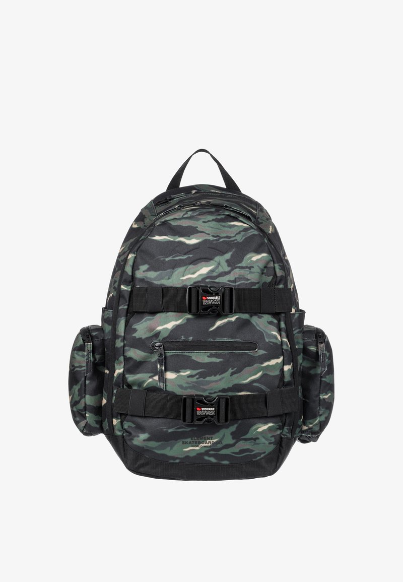 Mochila de camuflaje hecha de tela duradera, con correas ajustables, múltiples bolsillos y un hebilla frontal. Esquema de colores negro y verde.