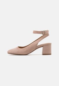 Slingback pump in light pink suede with a pointed toe, ankle strap, and 5 cm block heel. Smooth texture and minimal design accents.