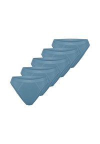 Cinque slip da uomo in cotone blu con elastico in vita, disposti in una linea diagonale su uno sfondo bianco.