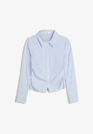 Helles blaues Hemd mit vertikalen weißen Streifen, langen Ärmeln und Kragen. Mit seitlichem Bindebanddetail und geknöpften Ärmeln.