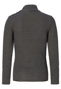 Svart och vit randig långärmad skjorta med hög krage, med en texturerad tyg och horisontella linjer av varierande tjocklek.