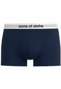Boxer briefs in cotone blu con elastico bianco che presenta il testo "sons of aloha" in nero. Texture liscia e design aderente.