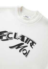 Bílá mikina s ribbovaným límcem, černý stylizovaný nápis "ECLAIRE Moi" zdobený malými černými a stříbrnými cvočky vpředu.