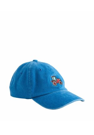 Blaues Baseballcap mit einem kleinen roten Traktor als gesticktem Motiv auf der Vorderseite, vor weißem Hintergrund gezeigt.