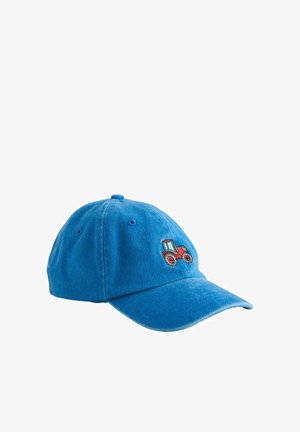 Casquette de baseball bleue avec un petit tracteur rouge brodé sur le devant, présentée sur un fond blanc.