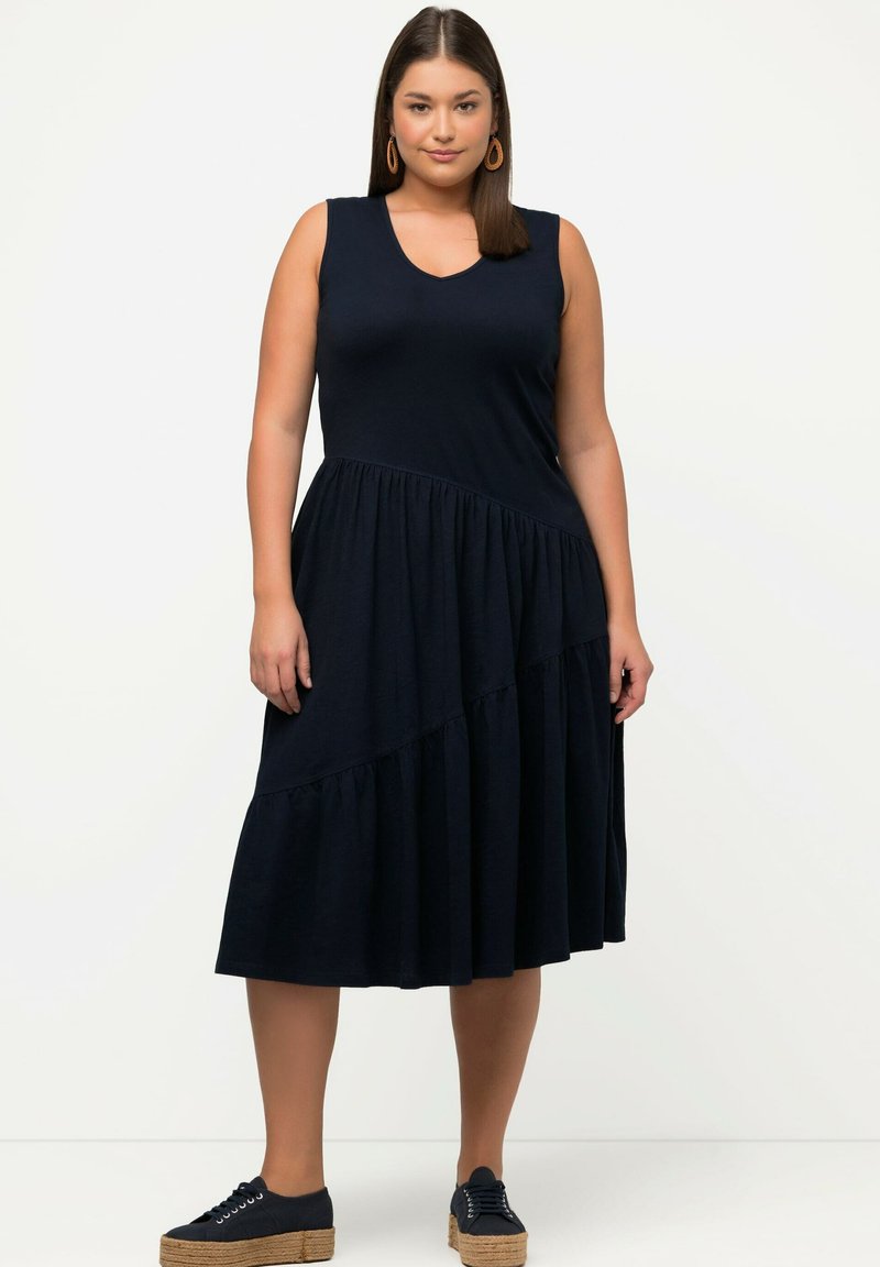 Ulla Popken V-AUSSCHNITT ÄRMELLOS - Vestido informal - marine