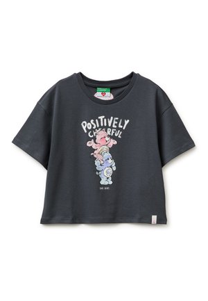 Dunkelgraues T-Shirt mit kurzen Ärmeln, vorne in der Mitte gestapelte bunte Care Bears und darüber der Schriftzug "Positively Cheerful".