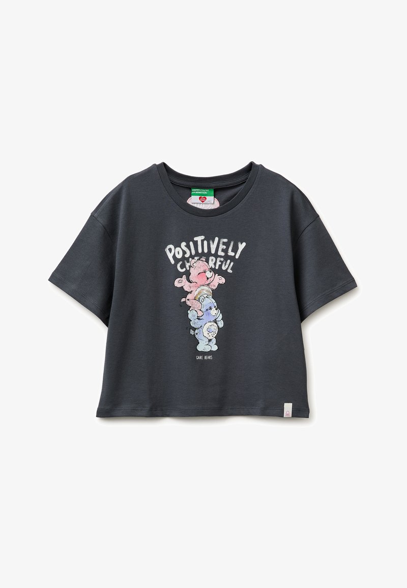 Donkergrijs T-shirt met korte mouwen, met kleurrijke Care Bears opgestapeld en de tekst "Positively Cheerful" erboven in het midden aan de voorkant.