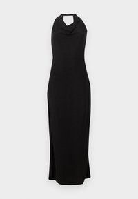 Μαύρο αμάνικο φόρεμα μέχρι το πάτωμα με λαιμόκοψη halter και ντραπαρισμένο γιακά, με πλαϊνές σκισμές σε λευκό φόντο.