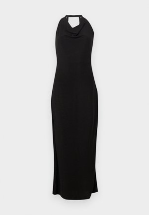 Zwarte, mouwloze, tot op de grond vallende jurk met halternek en gedrapeerde kraag, voorzien van zijsplitten op een witte achtergrond.