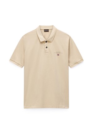 Polo beige à manches courtes avec deux boutons, petit logo Napapijri et drapeau norvégien sur la poitrine gauche.