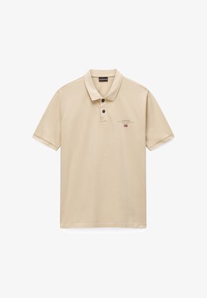 Polo beige à manches courtes avec deux boutons, petit logo Napapijri et drapeau norvégien sur la poitrine gauche.