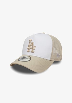 Gorra de béisbol ajustable de malla beige y blanca con el logo bordado "LA" en el frente y una pegatina de New Era en la visera.