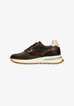 Sneaker sportive en cuir marron avec des accents noirs texturés, dotée d'une semelle intermédiaire blanche et d'une semelle extérieure en caoutchouc gomme. Design à lacets avec œillets.