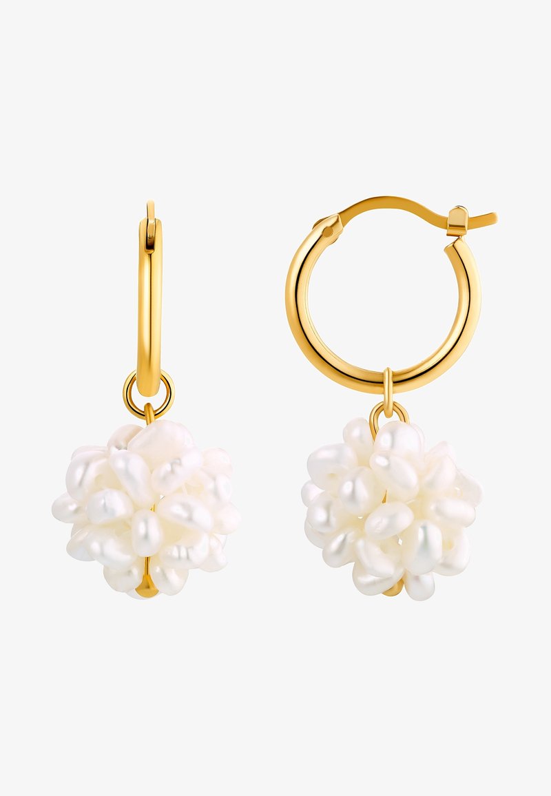 Boucles d’oreilles créoles en or, chacune avec un groupe de petites perles blanches suspendues en dessous, présentées sur fond blanc.