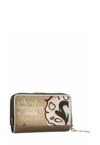 Cartera beige con cierre de cremallera, diseño floral decorativo en rojo y verde, y texto en relieve en dorado y blanco. Textura de cuero suave.