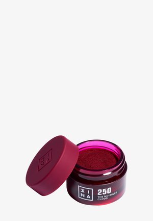 Pot cosmétique ouvert teinté de rouge étiqueté 3INA 250 The No-Rules Cloud avec un couvercle bordeaux assorti à côté, sur fond blanc.