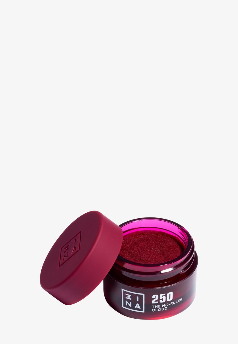 Pot cosmétique ouvert teinté de rouge étiqueté 3INA 250 The No-Rules Cloud avec un couvercle bordeaux assorti à côté, sur fond blanc.