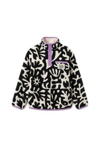 Suéter de forro polar con dibujos en blanco y negro, ribete morado, cuello abotonado y bolsillo en el pecho etiquetado como "On Vacation."