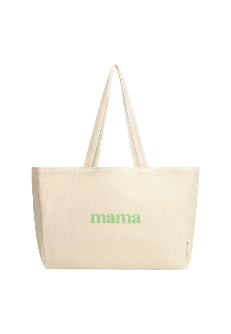Cotton totebag i krämfärg med grön text "mama"; har långa handtag och en rymlig rektangulär form. Detaljer inkluderar sydda kanter.
