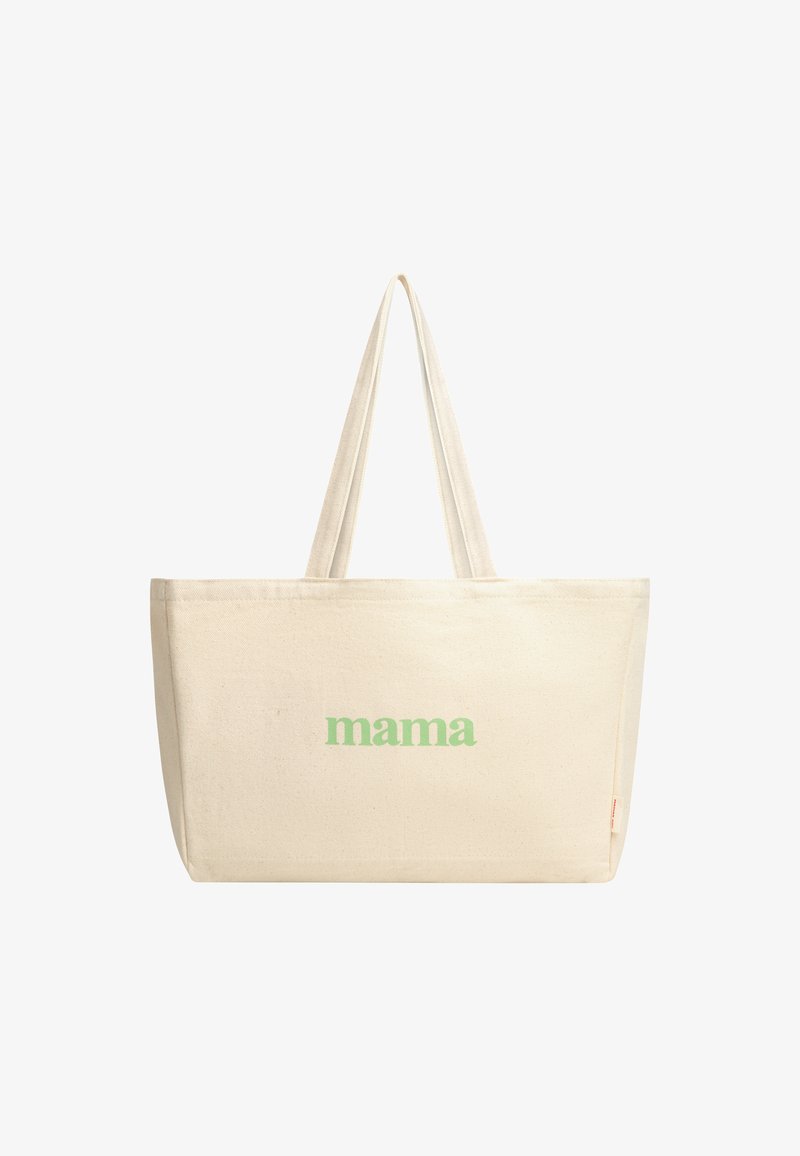 Katoenen tote bag in crème met groene "mama" tekst; heeft lange handvatten en een ruime rechthoekige vorm. Accenten zijn onder andere gestikte randen.
