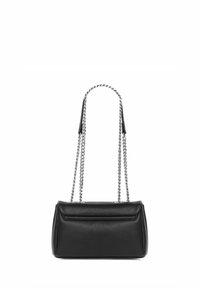 Czarna skórzana torebka o prostokątnym kształcie, z teksturowanym wykończeniem i podwójnymi srebrnymi łańcuszkami na ramię. Posiada detal w postaci przedniej kieszonki z klapką.