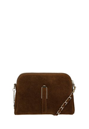 Bolso de mano de ante marrón con una correa de cadena plateada y un pequeño detalle metálico rectangular en el centro frontal.