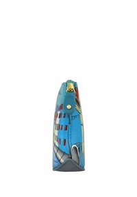 Blauwe leren clutch met een kleurrijk architectonisch patroon. Voorzien van een gouden rits en een grijze basis, met een gestructureerde vorm en een soepele textuur.