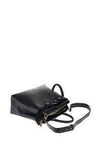 Borsa nera in pelle con manici superiori e tracolla regolabile, cerniera parzialmente aperta che mostra l'interno beige.